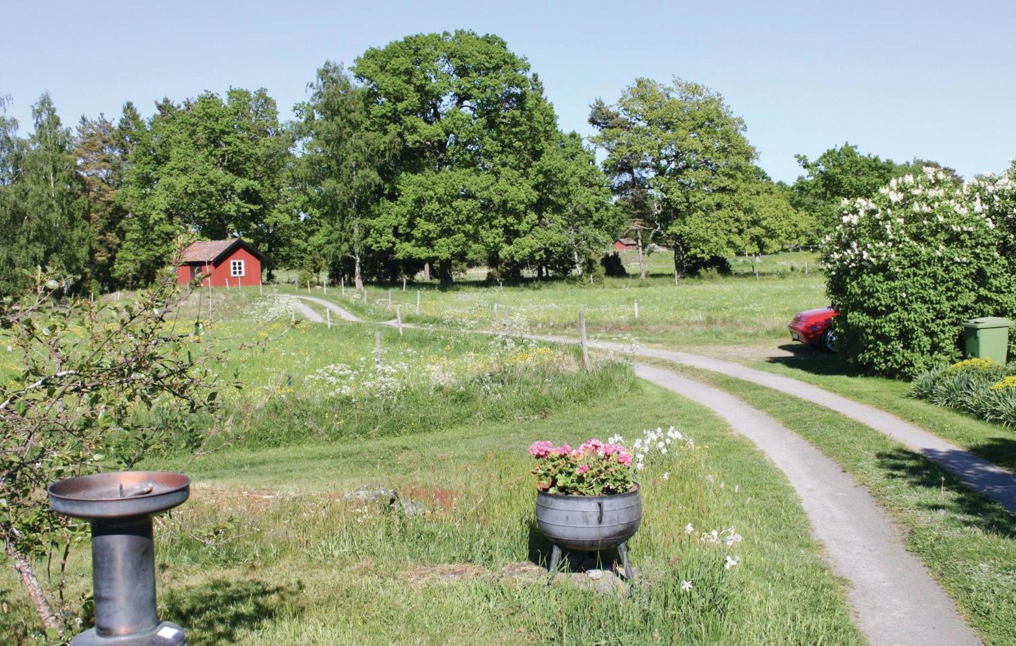 1 Bedroom Beautiful Home In Lidkoeping Sjövik エクステリア 写真